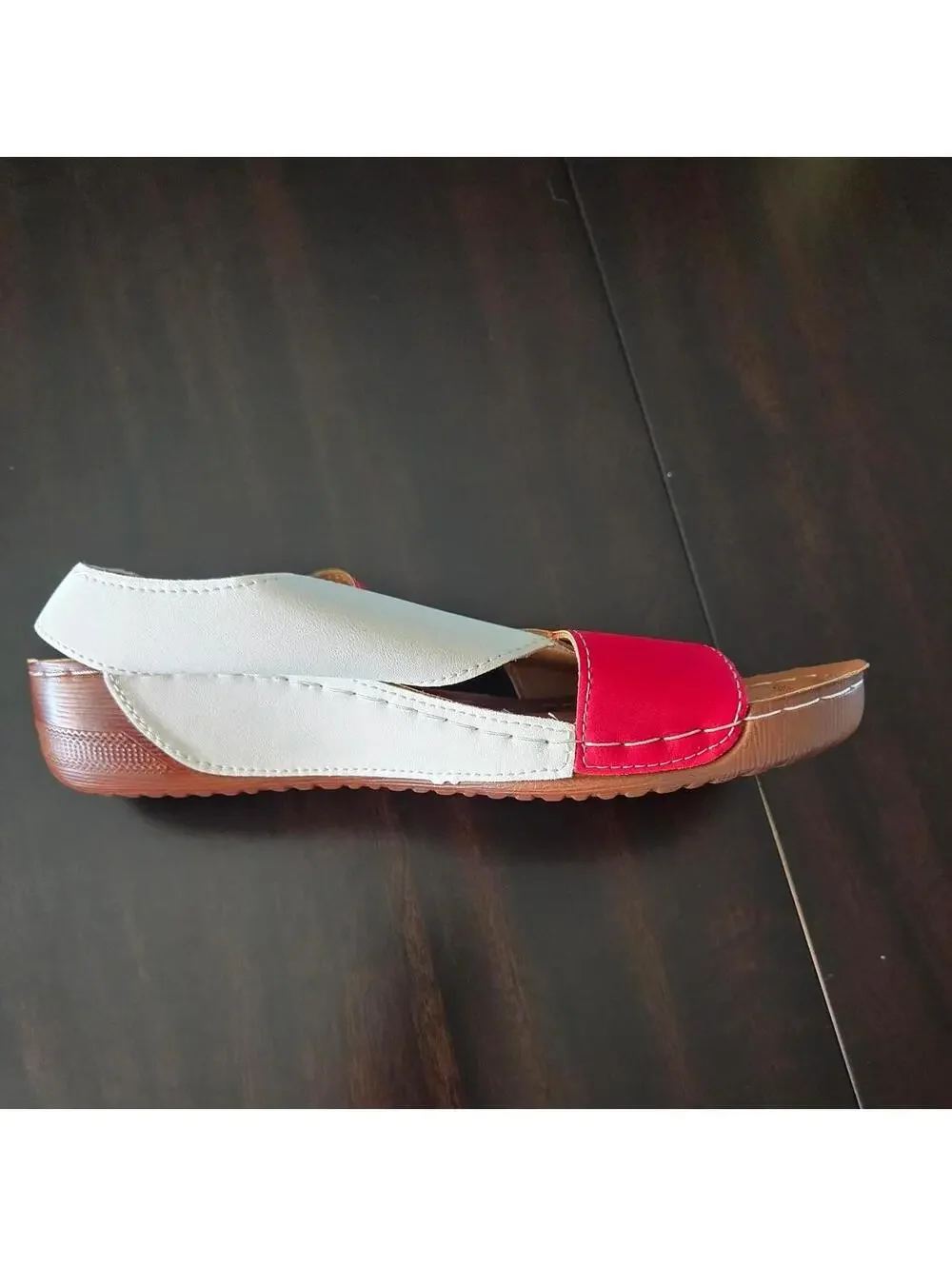 White and red leather sandals with criss-cross straps #summer #beachy